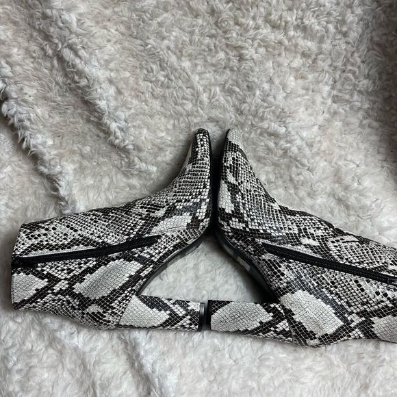 She & In faux leather Snakeskin print Beige &taupe Ankle heel Boots SZ11 - Picture 4 of 7